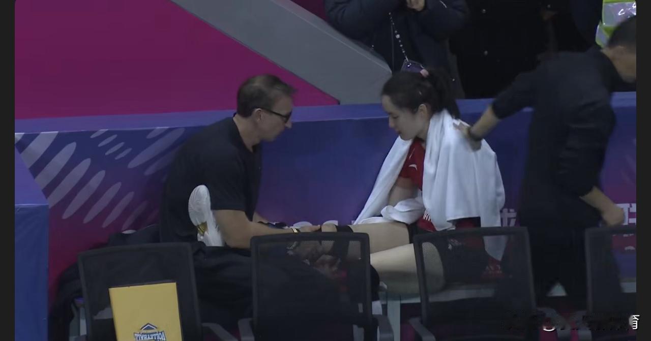 上海女排拿个联赛冠军怎么这么难[哭哭][哭哭]主力二传许晓婷又受伤了，跟北京女排