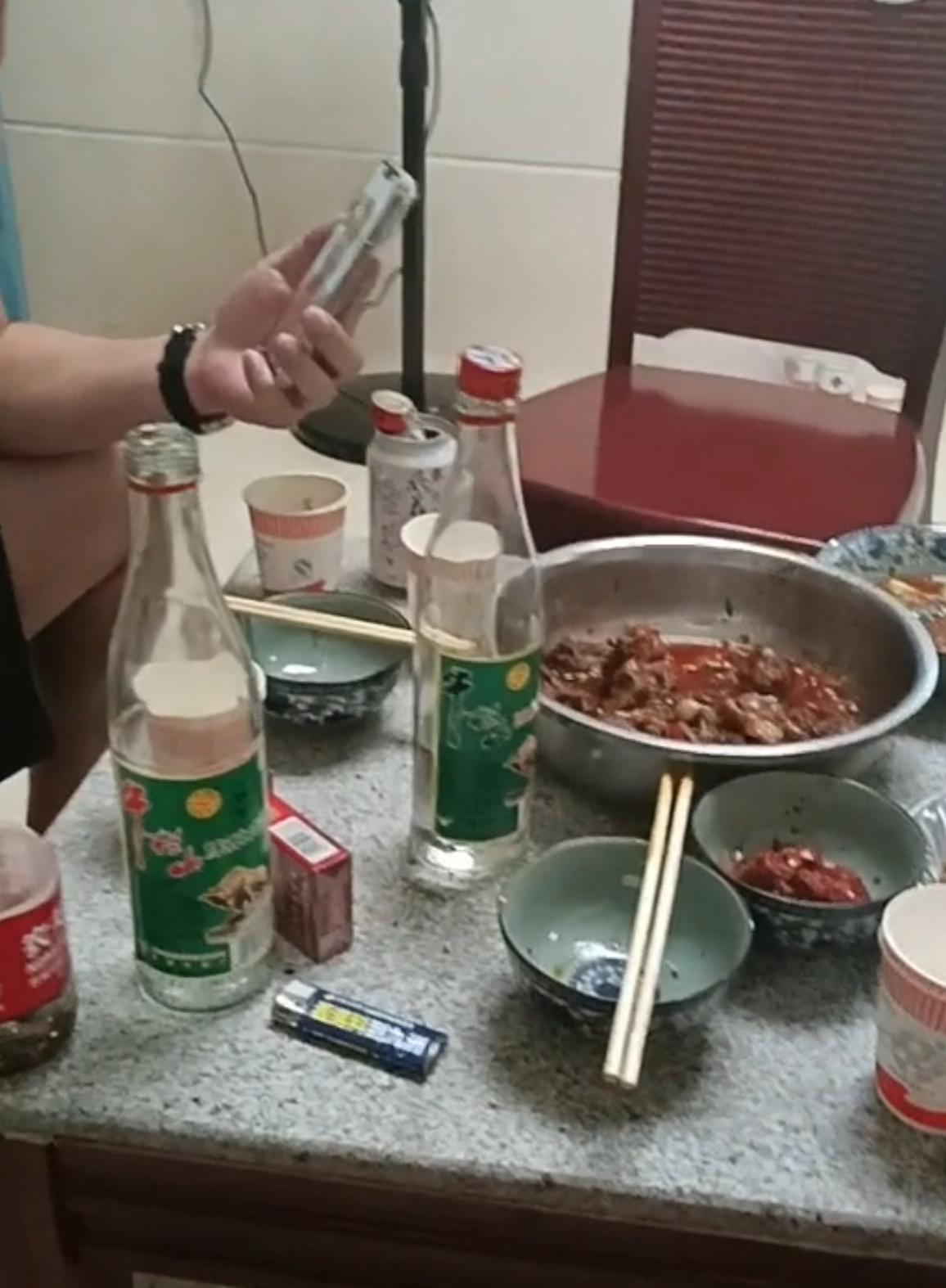 深夜同事拎着酒来我出租屋，哭着说老婆和别人暧昧，我只劝了他一句话！昨天晚上十