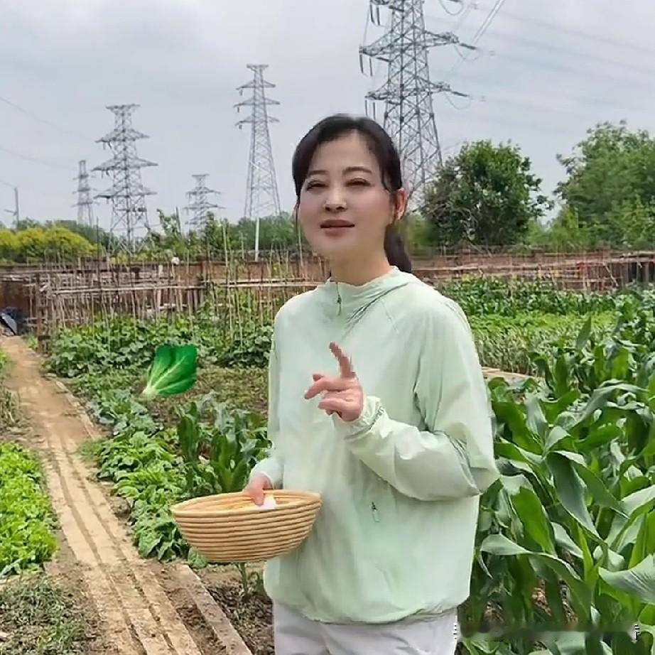 梅婷再度来到她的小菜园，亲自摘下一颗生菜，回到家中亲手做了一份意面。原本以为她只