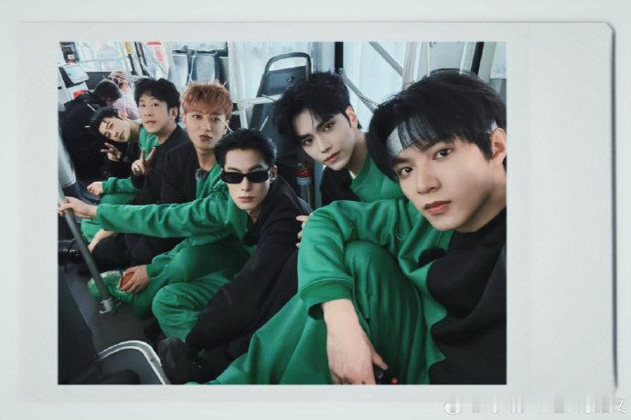 刘耀文晒宇宙爆闪团全员合照刘耀文晒帅气的小男孩和帅气的小男孩们刘耀文晒宇宙爆闪