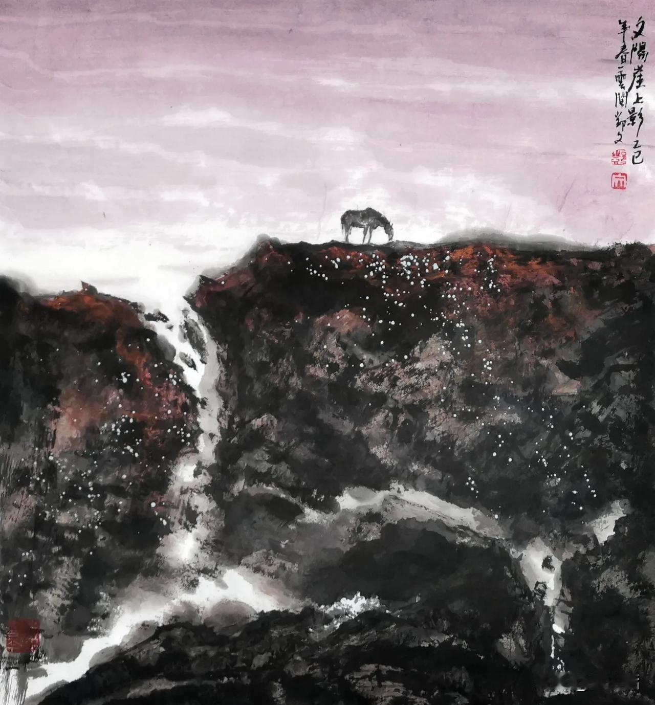 邓文作品《夕阳崖上影》纸本设色/水墨画通过笔墨技法的运用，画面留白的虚实相生