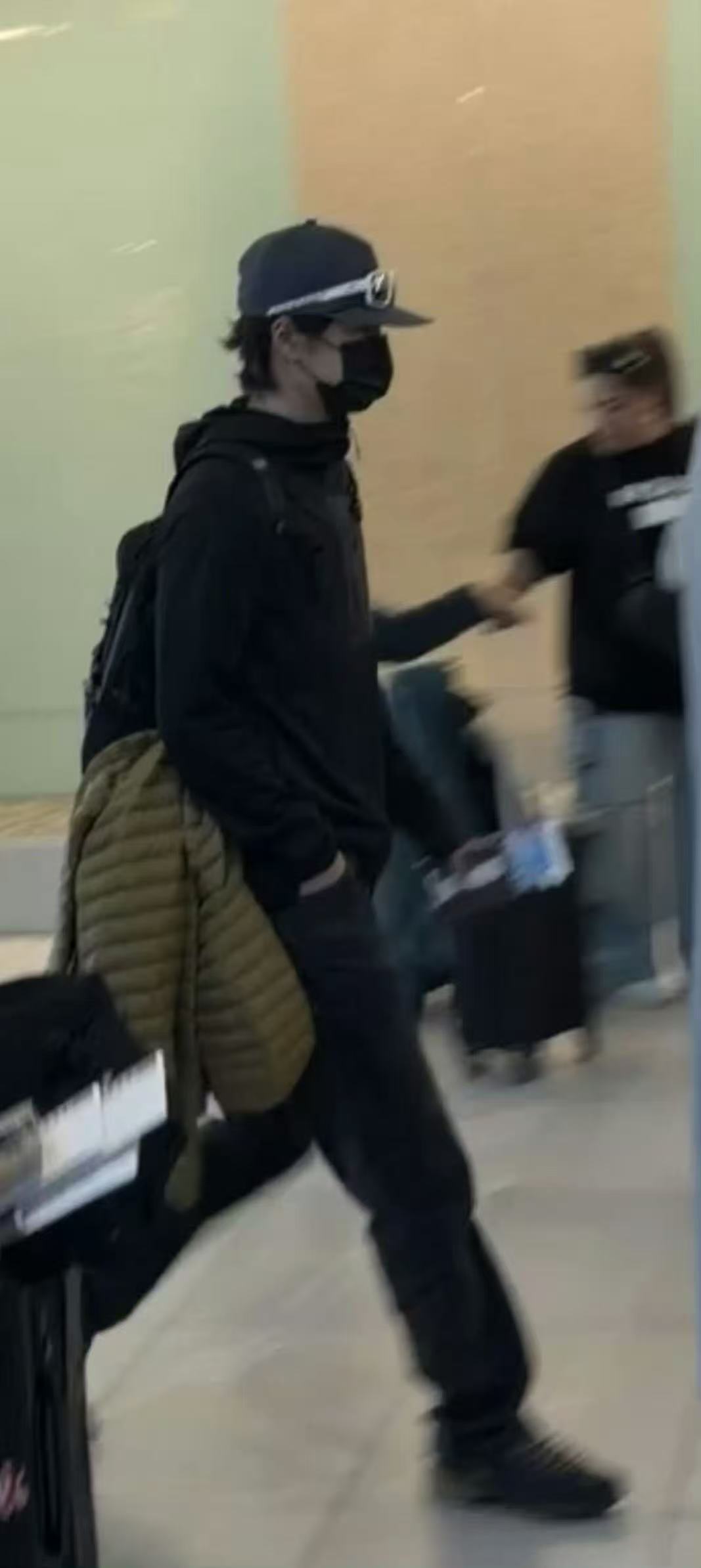 王一博帽子上面戴墨镜​​​潮男是这样的，帽子上面戴墨镜～​​​