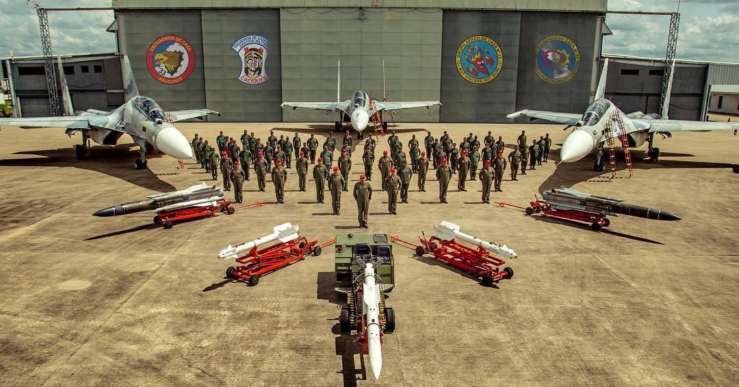 委内瑞拉空军的俄制苏30MK2V战斗机配备的R77主动中距弹，R73格斗弹和KH