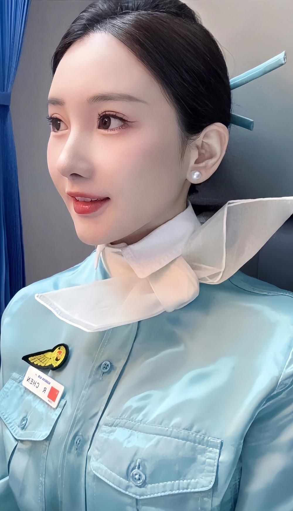 空姐的日常工作：微笑迎接乘客，确保安全舒适旅程。😊✈️💼