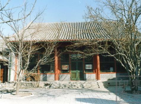 2008年，著名女外交官章含之因病去世，不久后，相关部门决定收回章家借住49年的