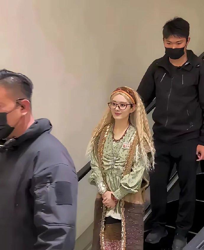 我丢，这真的是赵丽颖么？好小好年轻一个，这造型像是从动漫中出来的人物，有一种奇怪