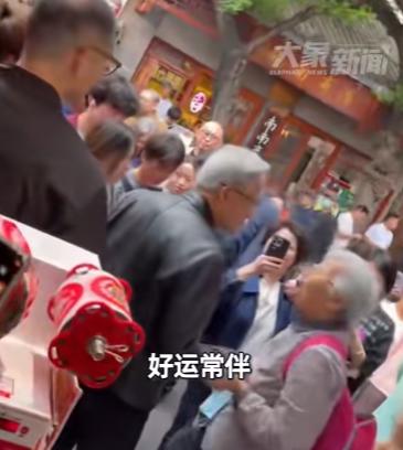 5月15号，有个大新闻在网上传开了，英伟达的CEO黄仁勋，居然在北京南锣鼓巷的蜜