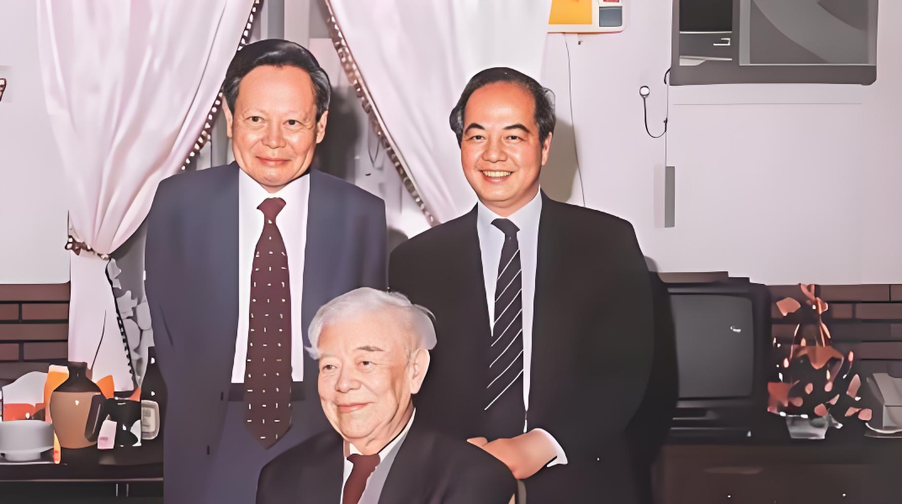 1997年5月，大物理学家杨振宁与李政道恭恭敬敬地侍立在一位老人身后。这位老人脸