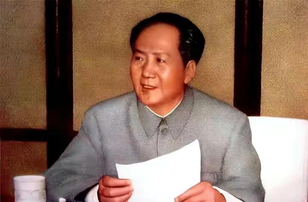 1953年8月，有关方面给毛主席送了一份报告，是关于龙云的。龙云曾是云南王，有自