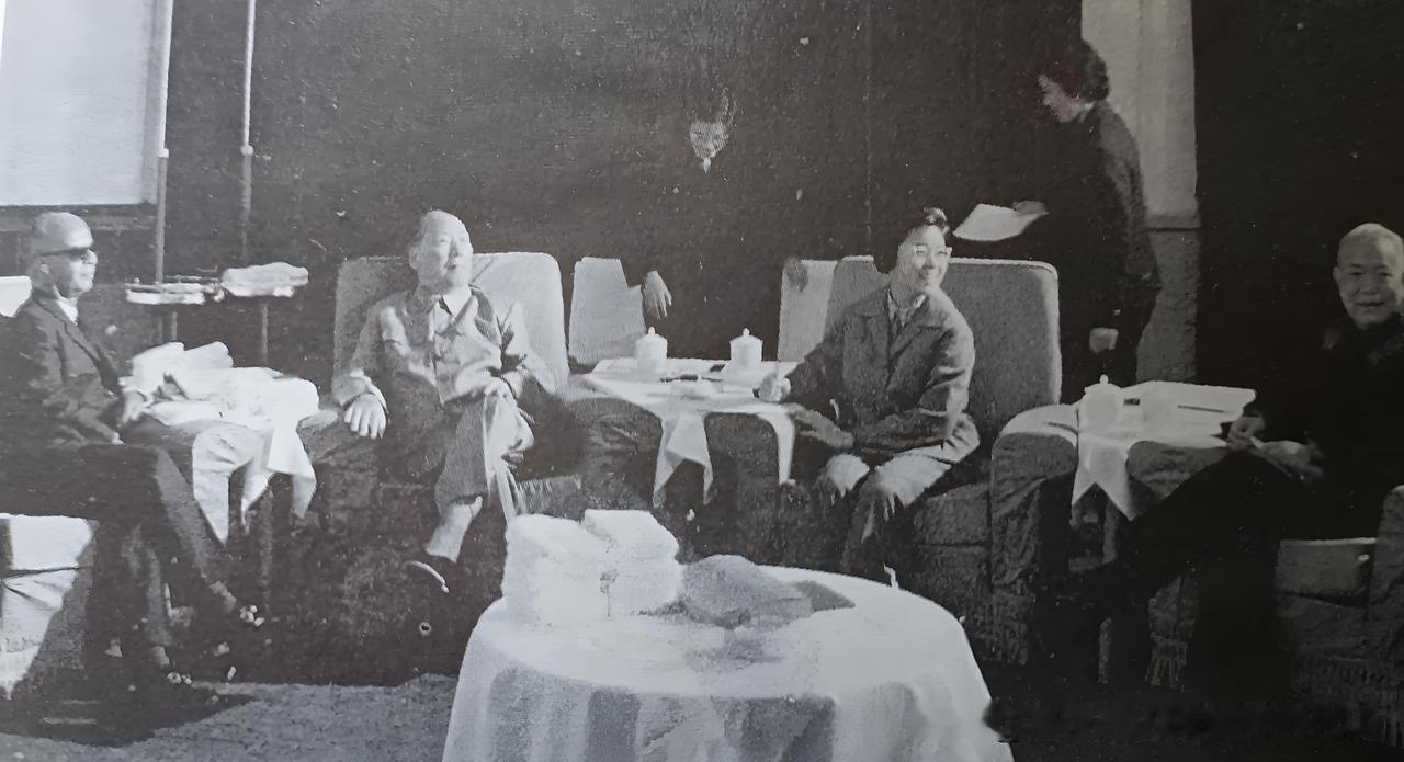 病重的毛主席讨厌照相，喊话摄影师“出去”！上面两张看似一模一样的照片，拍于1