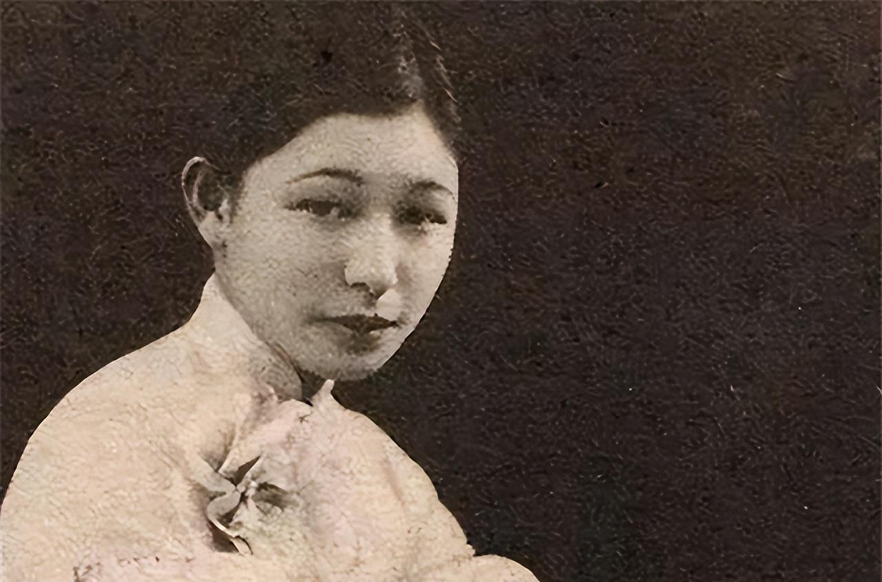 1943年，郭婉莹难产住进医院，此时她的丈夫却留宿其他女人家。她不哭不闹，画好精