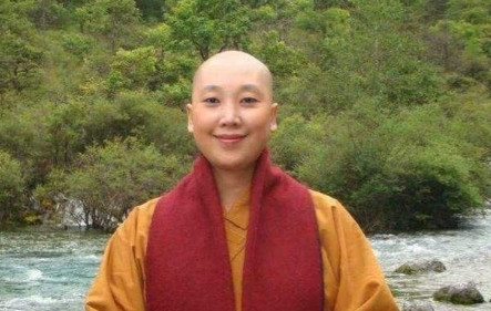 2000年。姜昆在美国偶遇从歌坛天后到剃度出家的李娜。姜昆问她：“为何要剃度出家