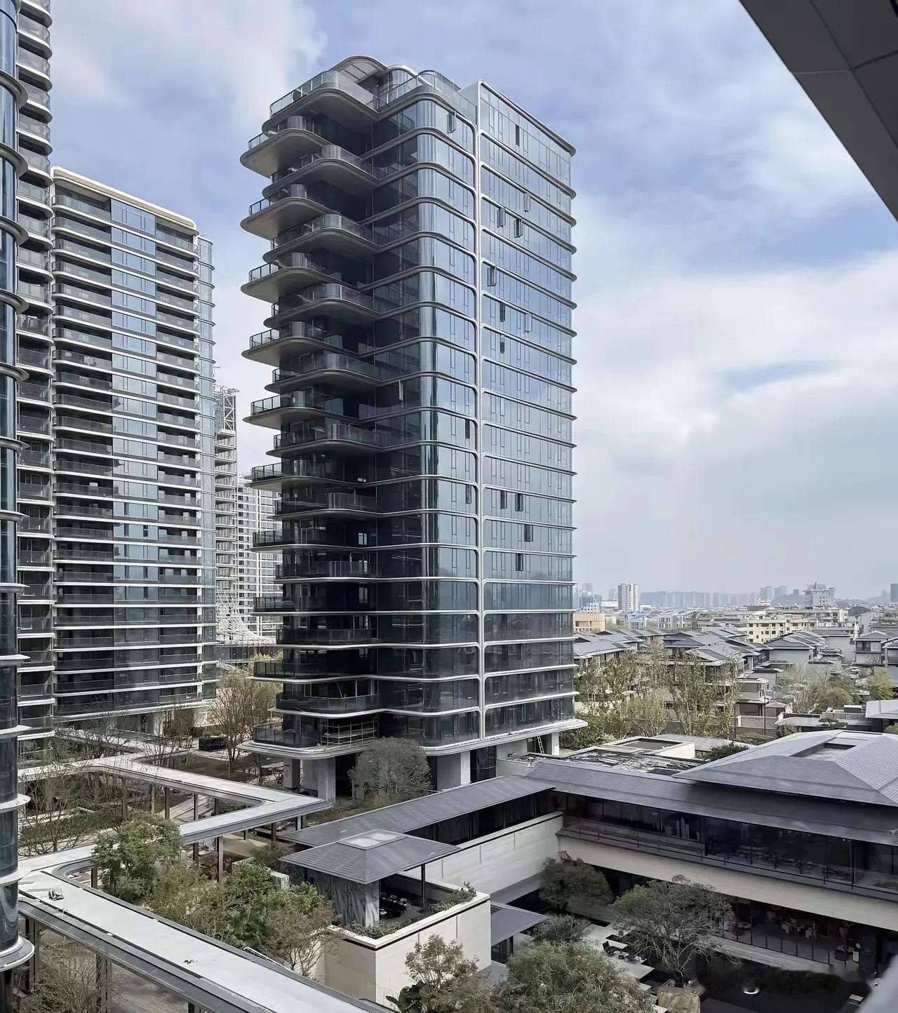 在浙江的义乌市,别小看人家一个具级市,绿城项目好几个,比如绿城玫瑰,绿城挑花园,