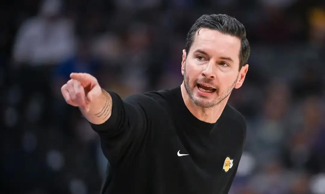 让詹姆斯打替补？湖人新帅的弦外之音，比三连败更刺骨。不是他不够强，是湖人这