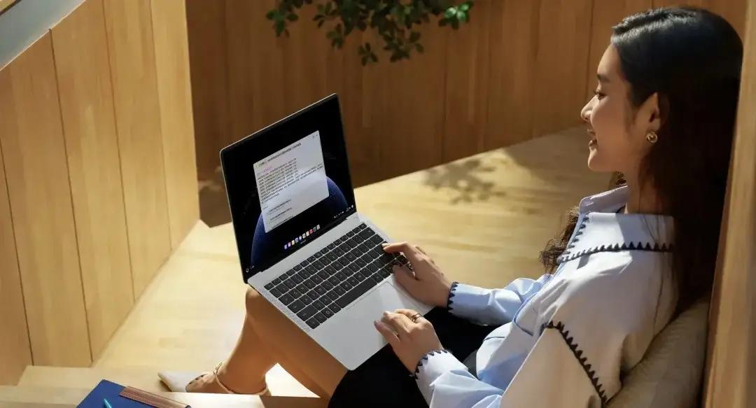 📢2025年，华为鸿蒙的增长轨迹如下：1，2025年8月，终端突破1200万