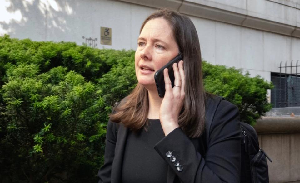 爱泼斯坦案件，又发生了一件怪事。美联社报道说，负责这起案件的律师科米，最近被美国
