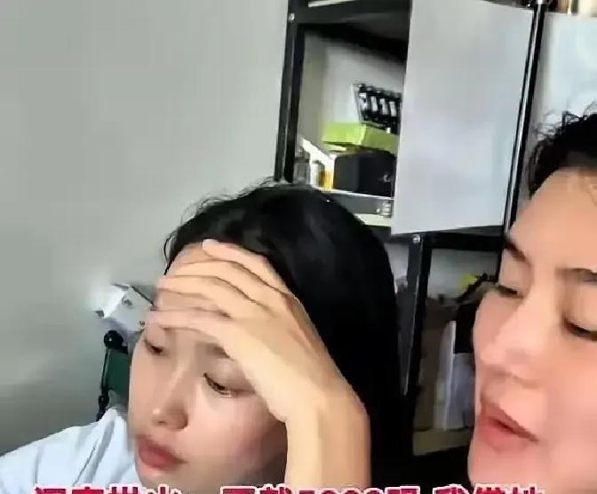 离婚妈妈交不起娃五千块学费，硬着头皮找前夫。对方秒转钱，还问要不要复婚。她心