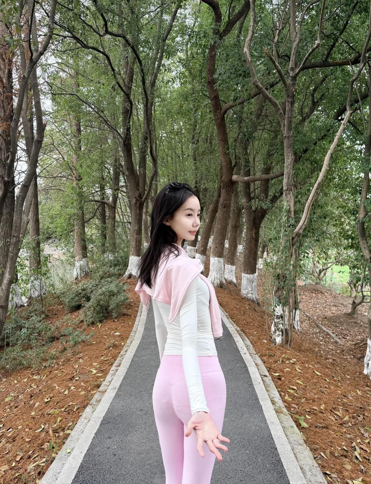 牵紧我的手！一起去爬山⛰️治愈系风景户外多去户外呼吸新鲜空气吧享受自然森