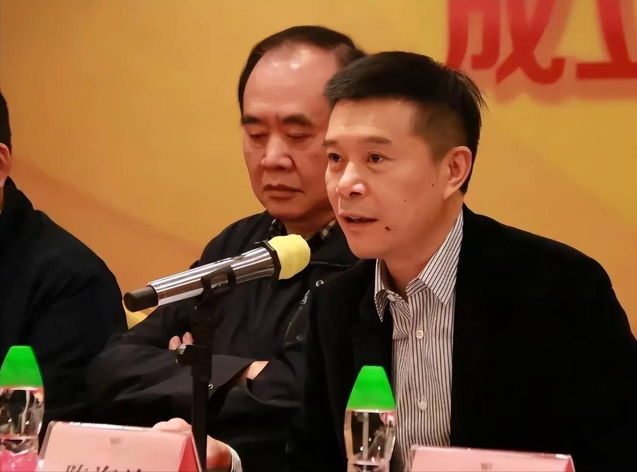 陈海涛客场眉开眼笑！在广东男篮0：1落后的情况下，陈海涛不仅随队来到广州，而且