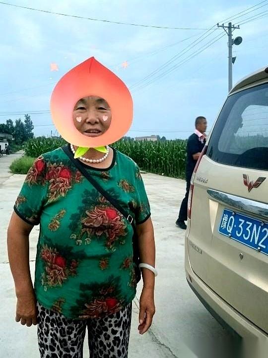 凌晨3点，窗外黑得伸手不见五指，我74岁的小姑在枕头边扯着嗓子跟我唠嗑。熬到4
