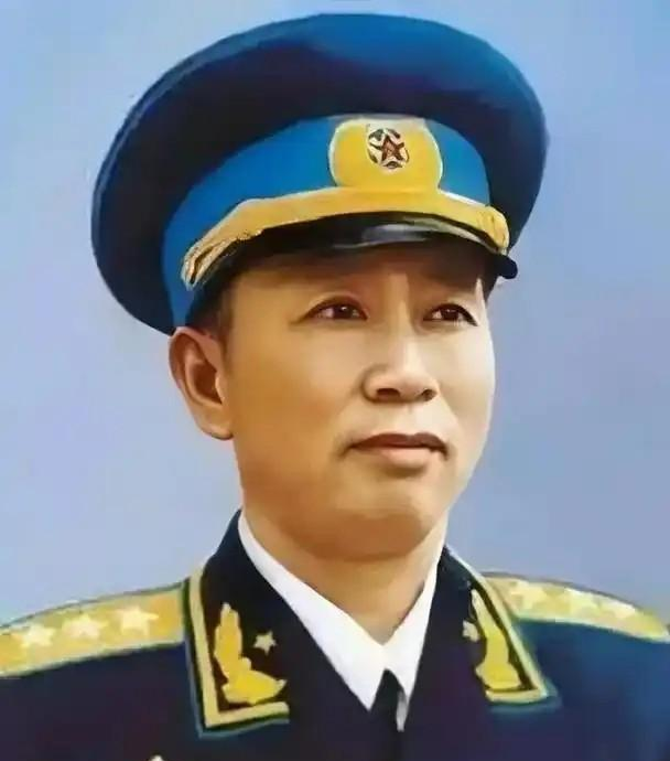 1955年，刘亚楼到礼堂看戏，刚坐下就有一双脚架到自己肩头，气得他怒目圆睁，没想