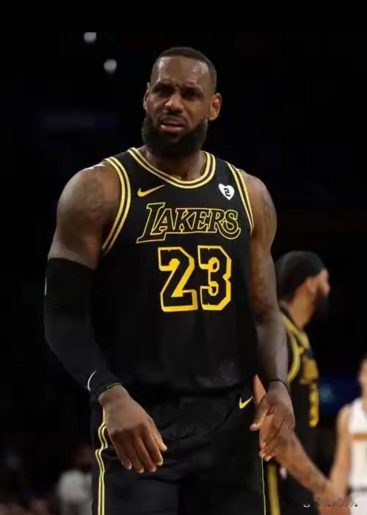 1.詹姆斯打了10次总决赛，赢了4次2.库里打了6次总决赛，拿了4个总冠