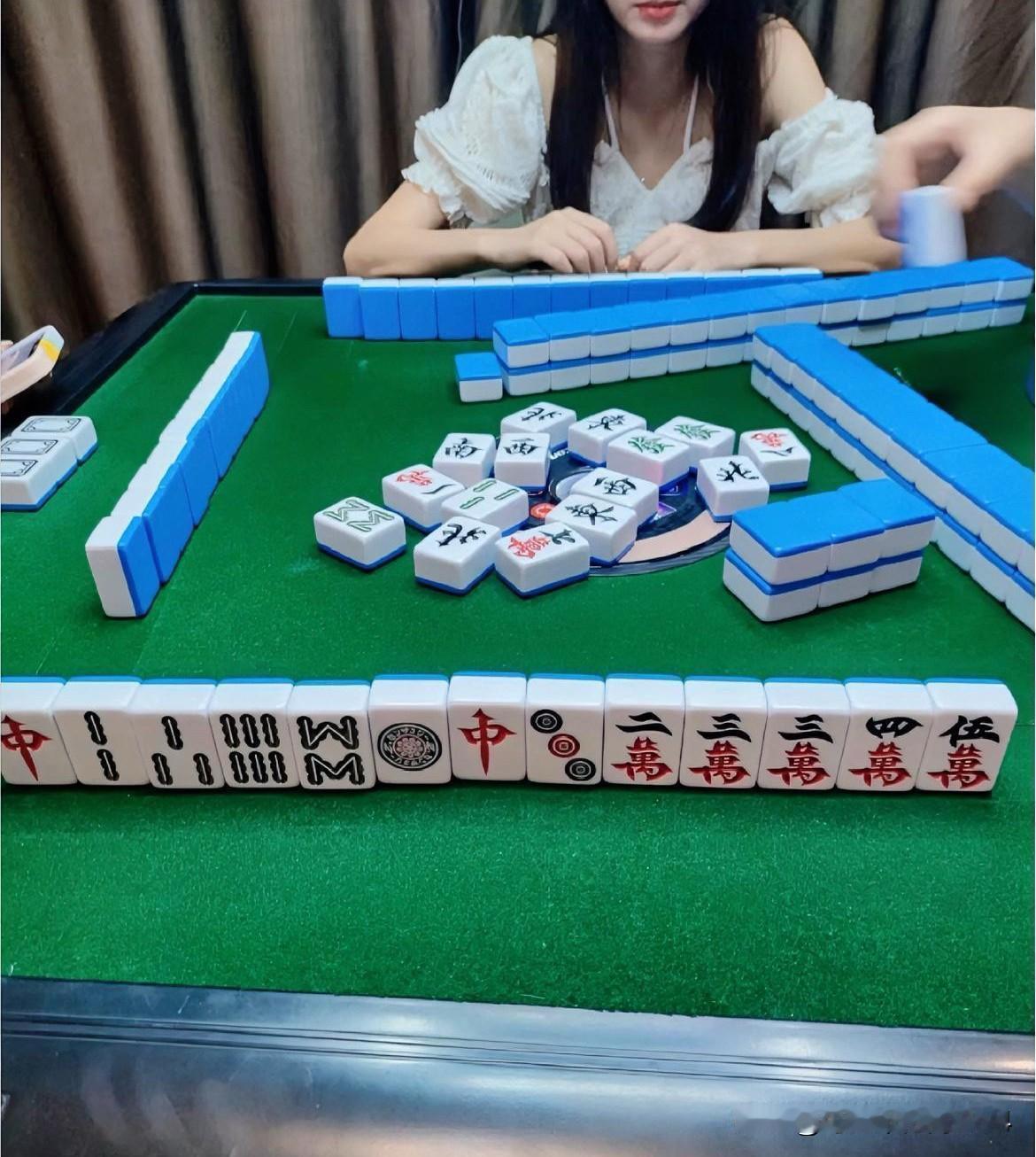 今天下午去打麻将，老板开了4桌，首先我们人还没凑齐，我看她们打红中麻将，老板娘上