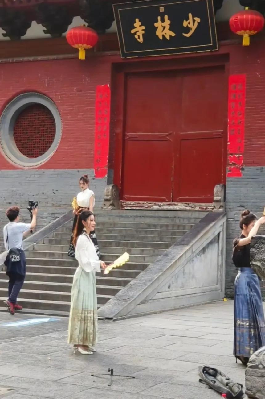 释永信一出事，少林寺就成了众人打卡的地方。谁能想到在少林寺待了三十多年的释永信是