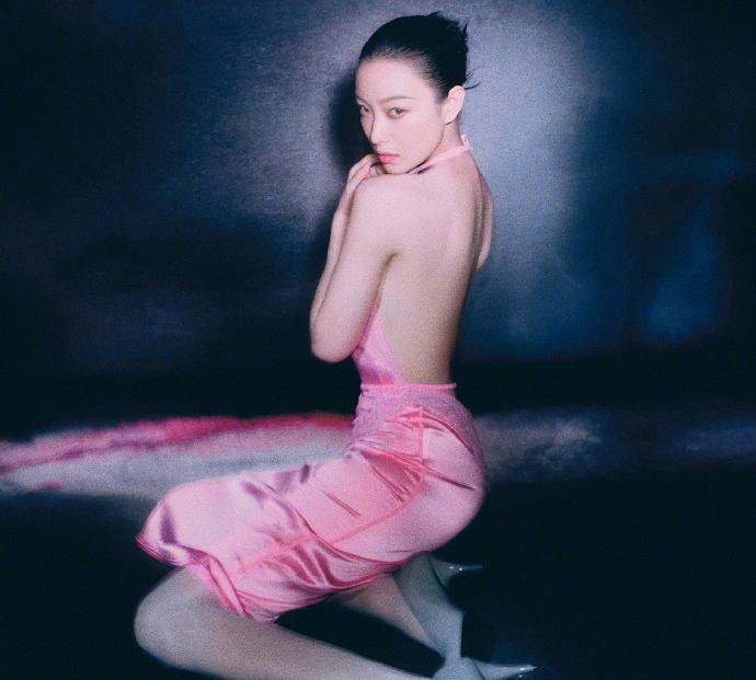 四大女神领衔金九封面，群封被嘲“伴娘团”，单人封面却封神？刘亦菲、杨幂、倪妮、