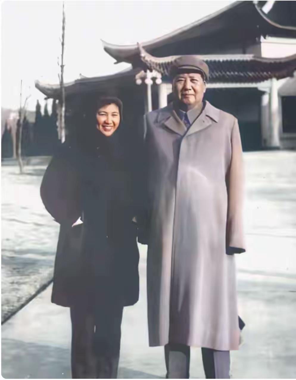 1960年毛主席与谢静宜罕见合影曝光！她双手插兜笑得真甜很多人第一眼看到这张
