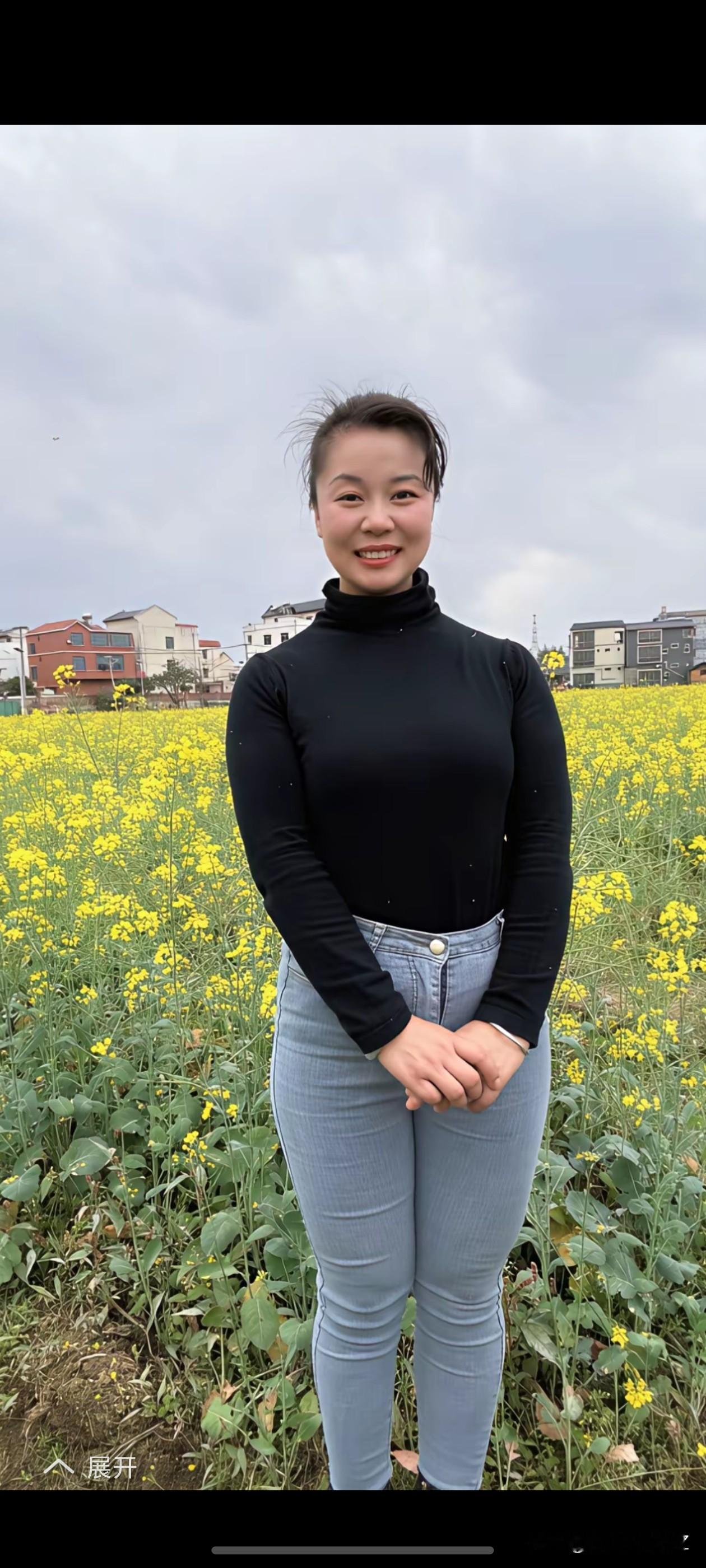 油菜花衬脱少妇美