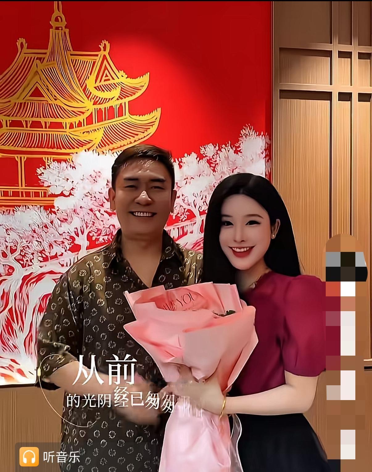 响哥真的是艳福不浅，刚刚和漂亮的妻子离婚，身边又来了个漂亮的宝玉，一个一个都是明