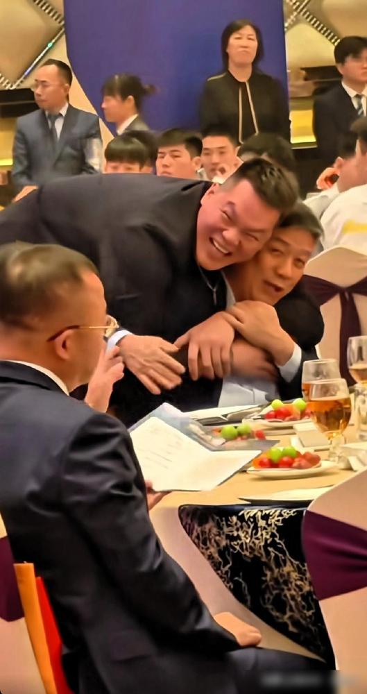 朱芳雨在宴会上情商高，搂着东莞首富眉开眼笑，把同桌的宏远老板陈海涛和主帅杜锋都看