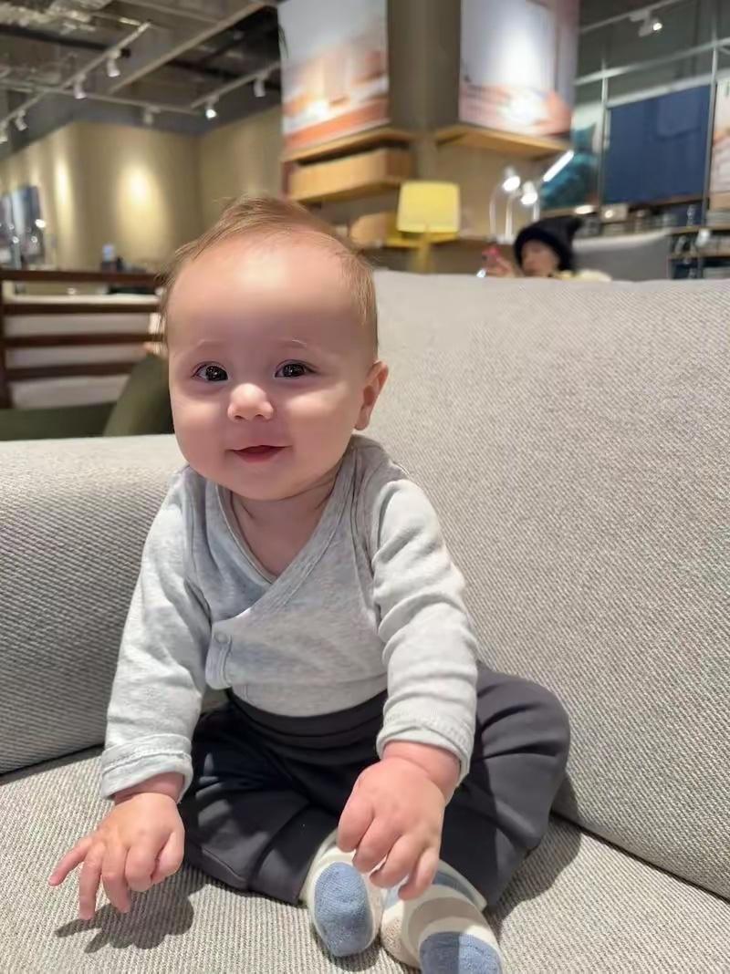 炸了！中国夫妻生“洋娃”，太爷爷的基因藏了三代才“露脸”江苏一对纯中国夫妻，