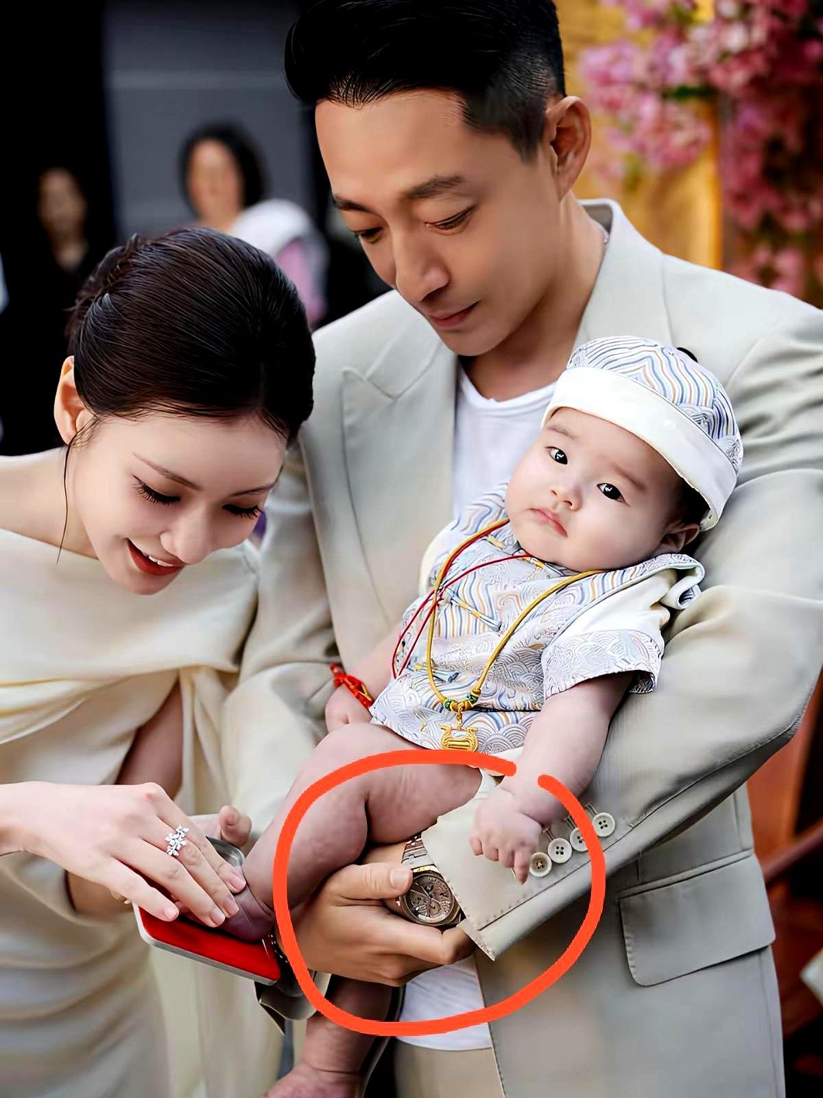 在家里一个不经意的镜头，最能泄露真相。汪小菲抱着小儿子时，右手大拇指死死按在手