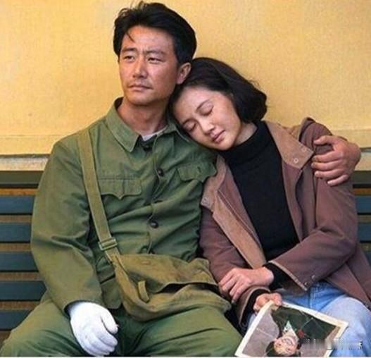 为何看完《芳华》会让人义愤填膺？厕所堵塞，大家找刘峰；桌椅损坏，众人也找刘峰