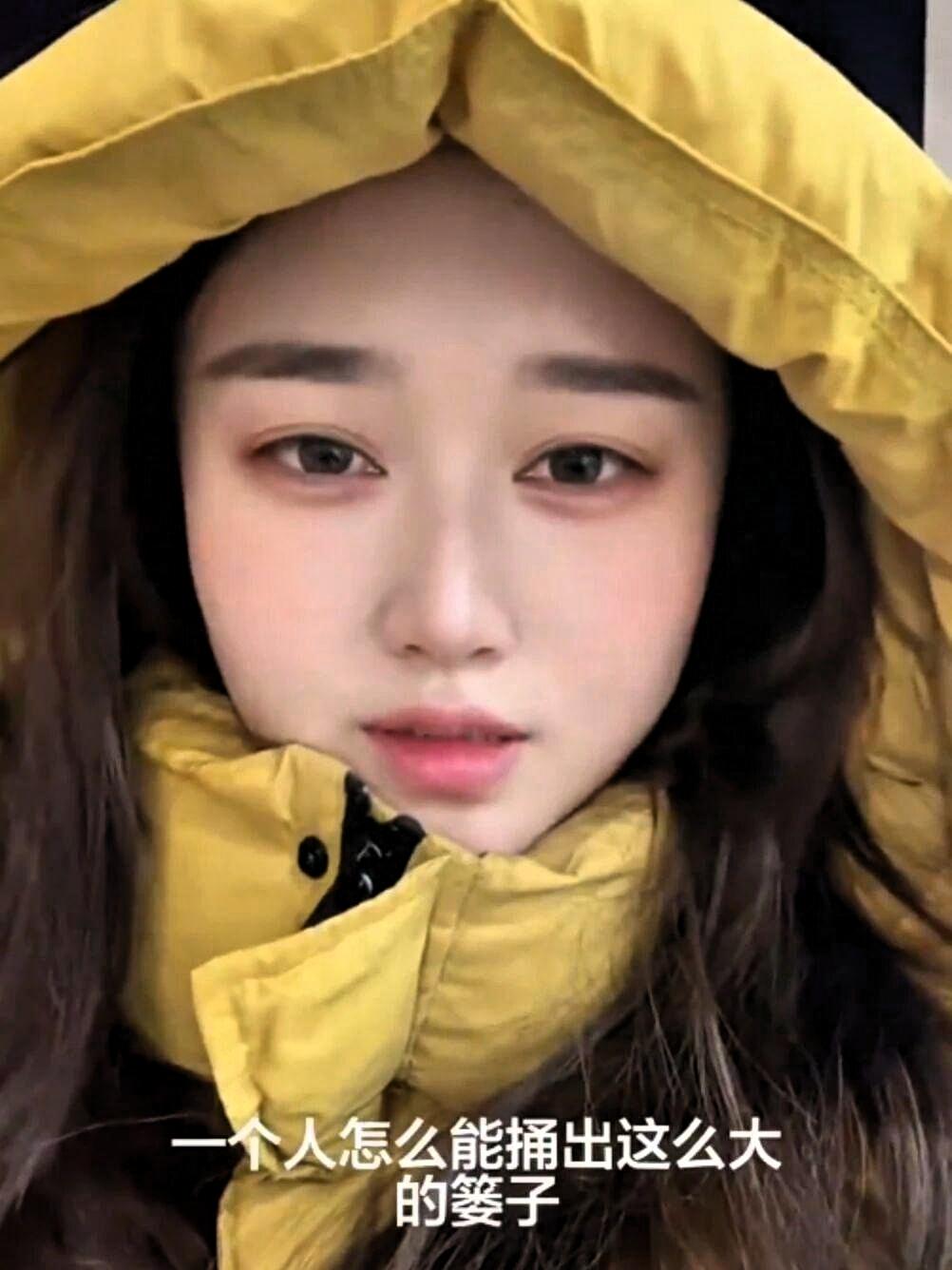 太大意了！近日甘肃一女子在家洗澡忘关水，小区成了溜冰场。因为当天晚上天气很冷