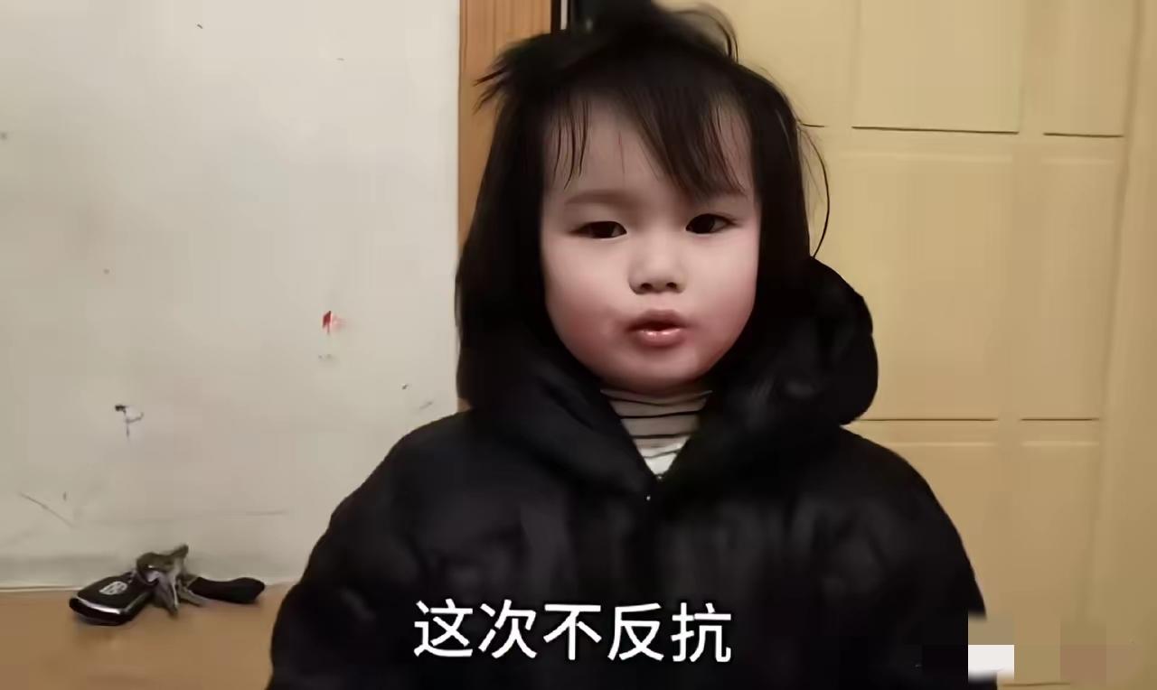 天呐，幼儿园孩子干了大人不敢干的事儿。​一位幼儿园的女宝宝，最近火了。这天，