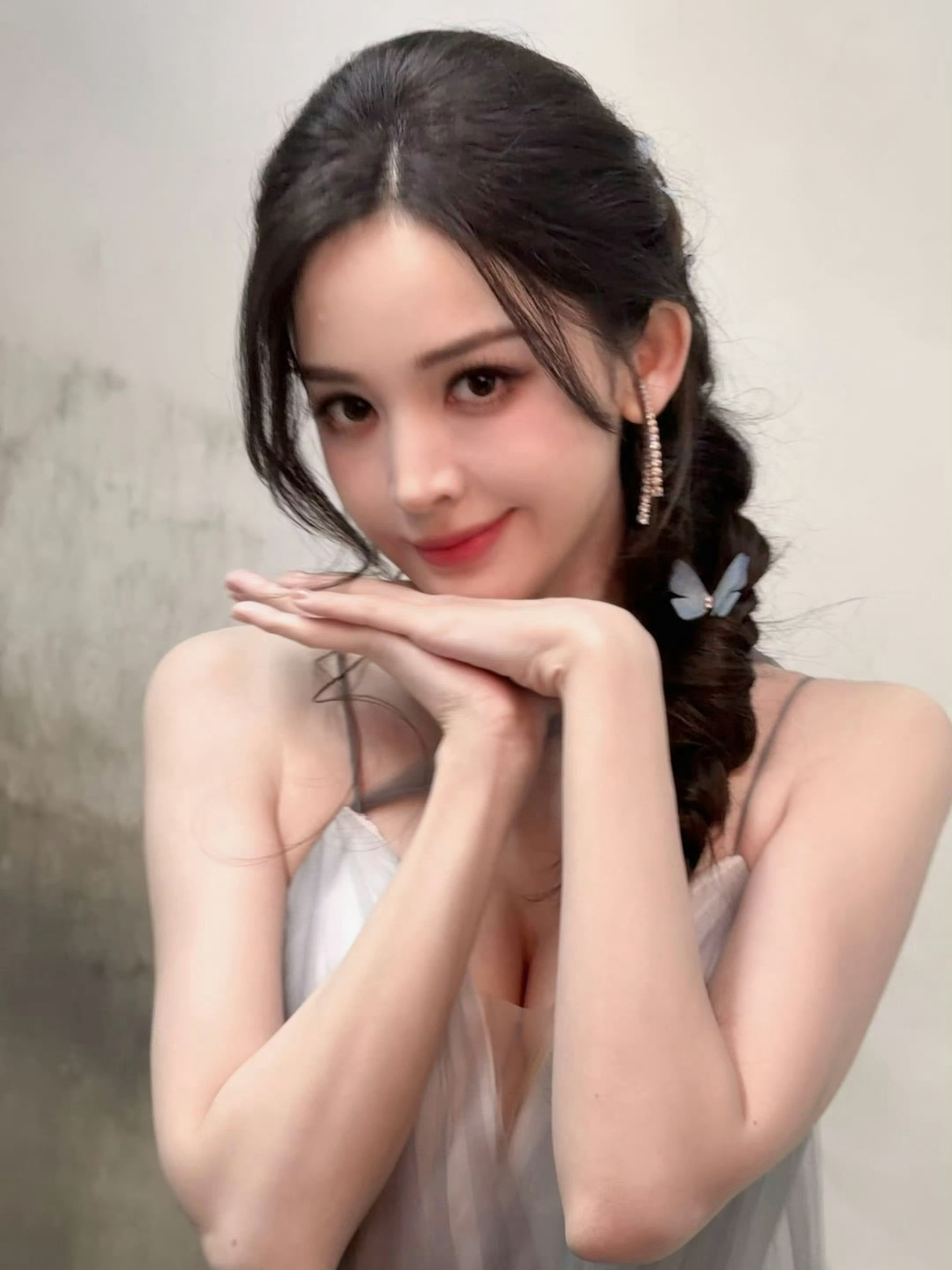 你永远可以相信娜扎的美貌！骨相优越五官精致，淡妆清丽浓妆惊艳，不管是古装造型还是