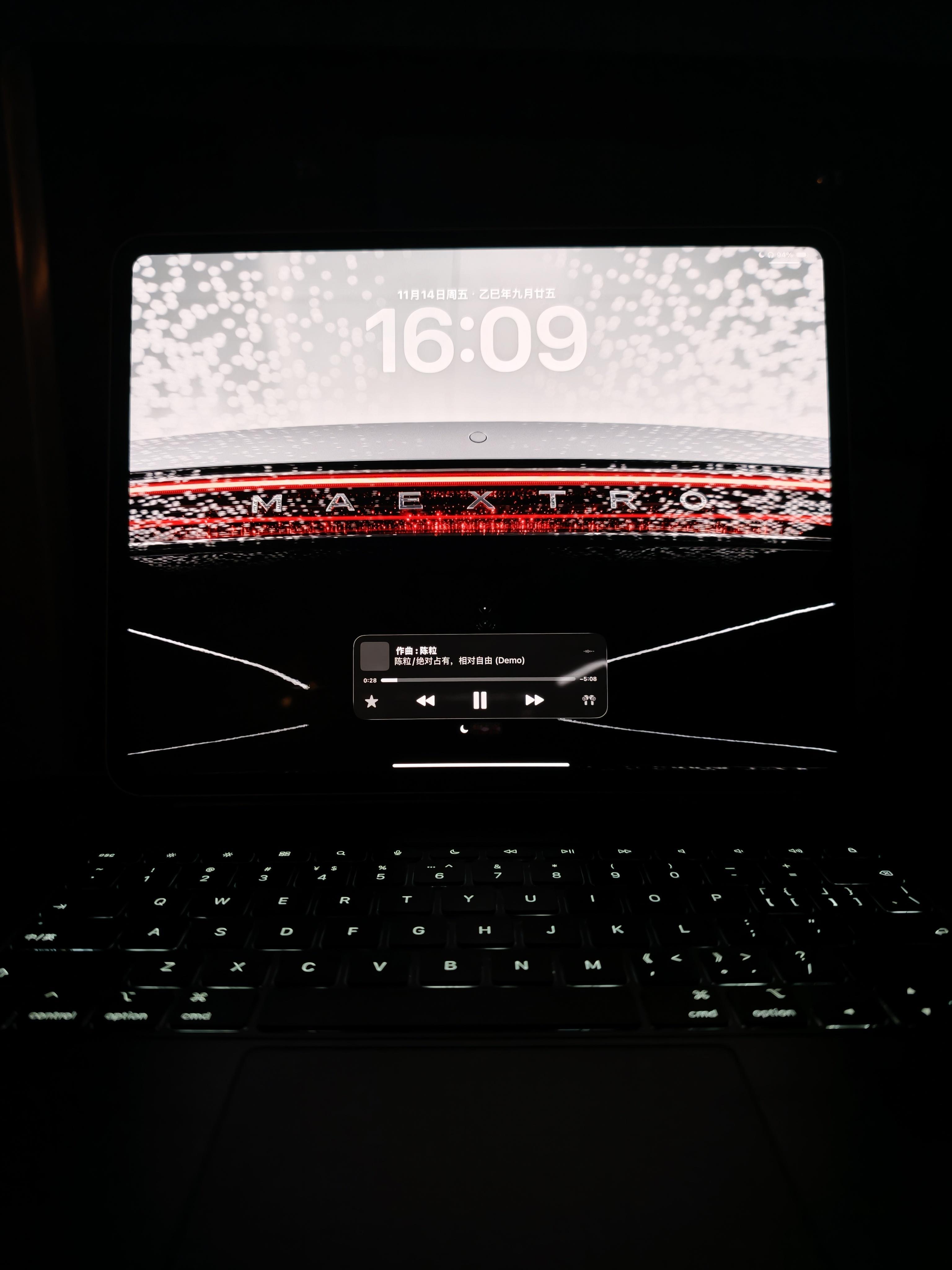 尊界的尾灯太好看了，这张图真的很适合当壁纸，满天星河，原图拿走