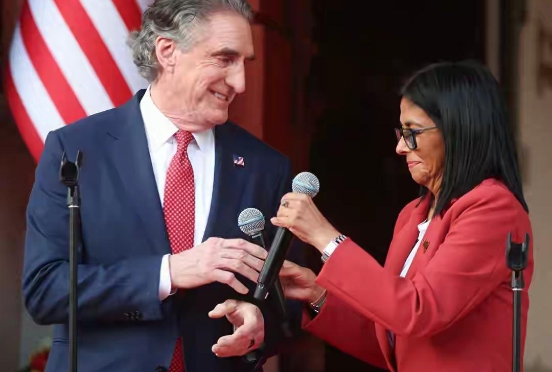 最近的国际局势，可谓是几家欢喜几家愁。美国跟委内瑞拉代总统罗德里格斯谈起了生意