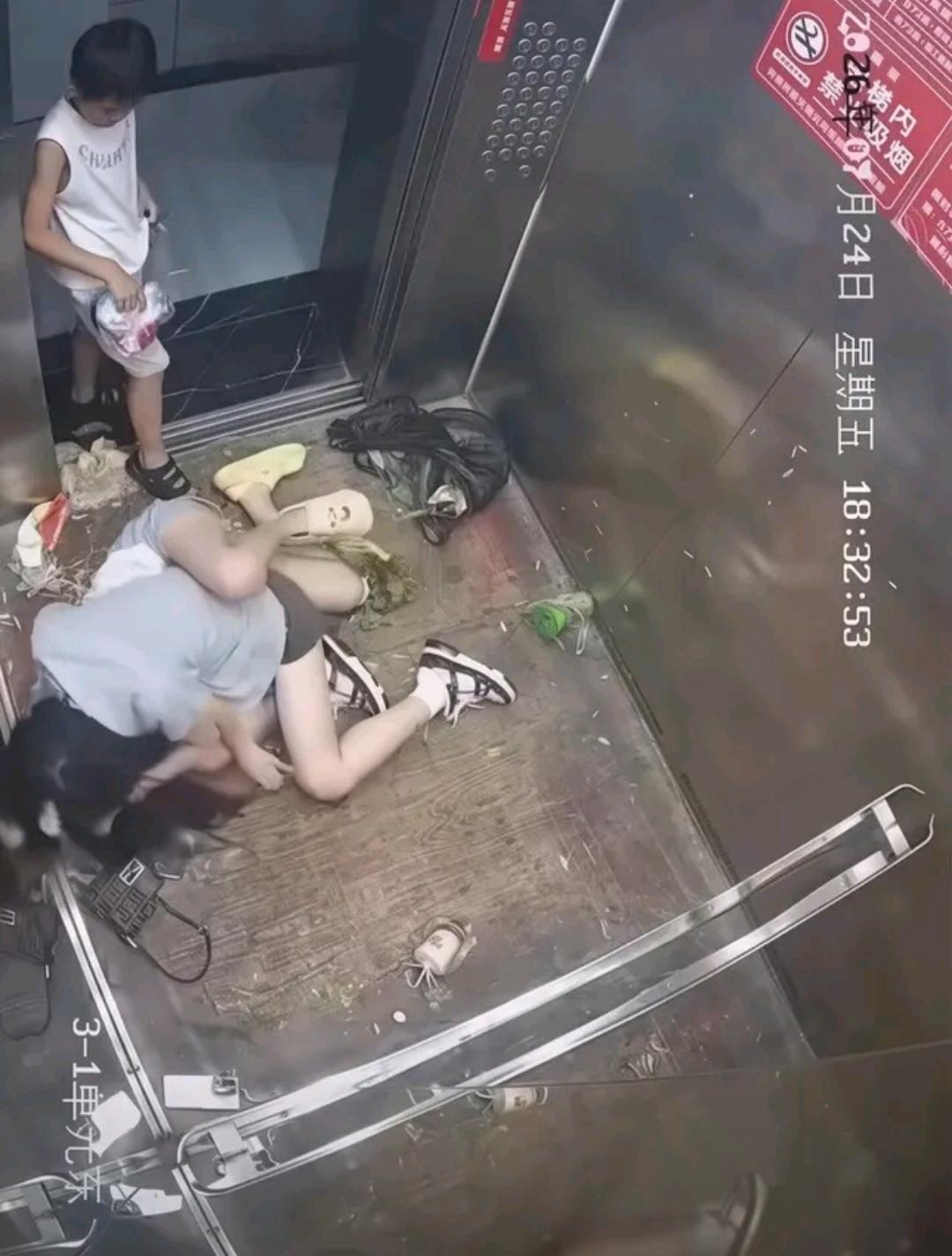 仙桃电梯打人事件后续曝光，最让人脊背发凉的，不是监控里那场撕扯，而是妈妈自