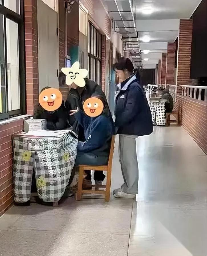 别再说什么尊师重教了——连给老师留把椅子都嫌麻烦？昨天接孩子放学，看见班