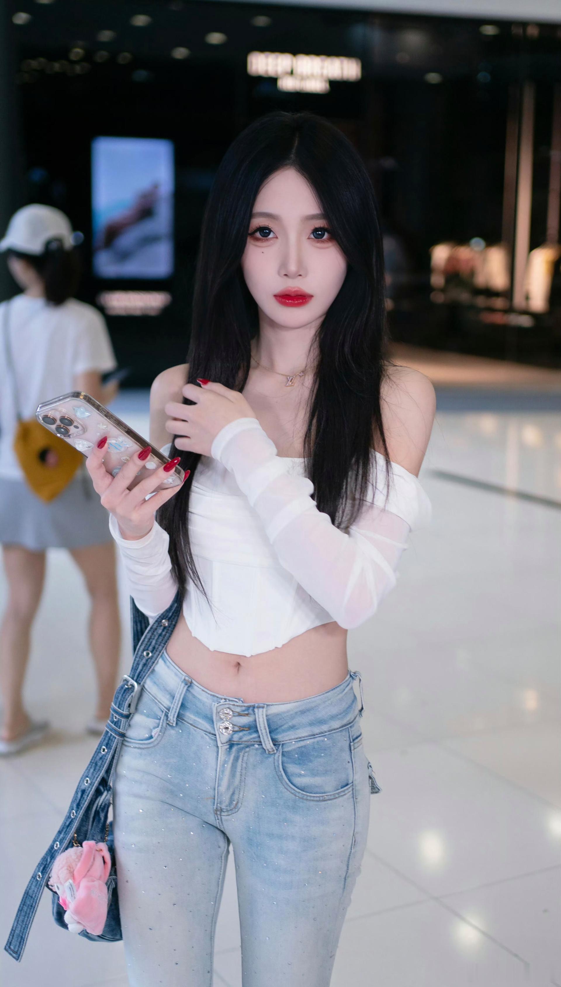 为什么大家第一眼都是先看她的肚脐眼？