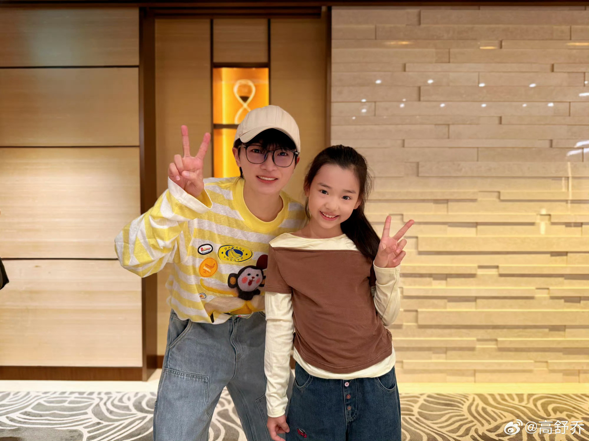 小酒窝太可爱了，大大方方的在台上表演一点不怯场，谁能不喜欢小酒窝发博​