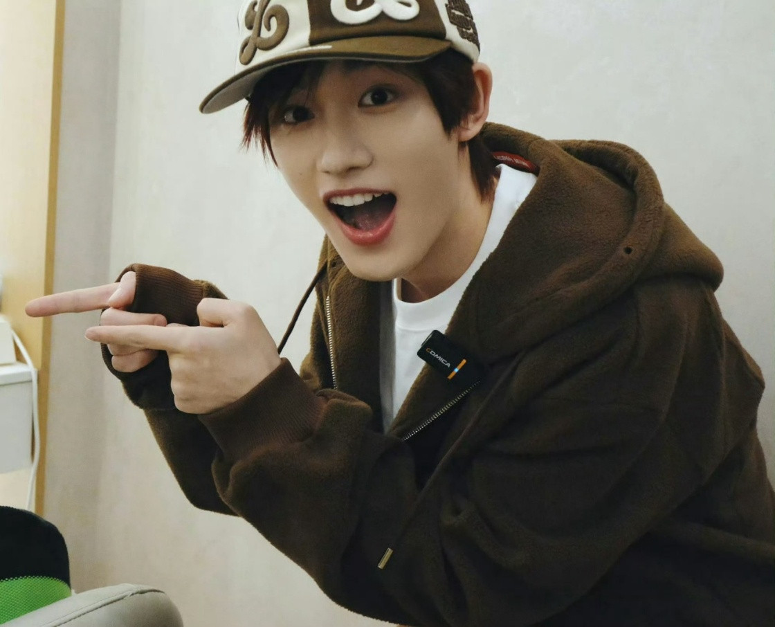 捕捉一只水灵灵嗑糖的小丁！眼睛里有星星吧！丁程鑫就这样水灵灵嗑上了你好星期六