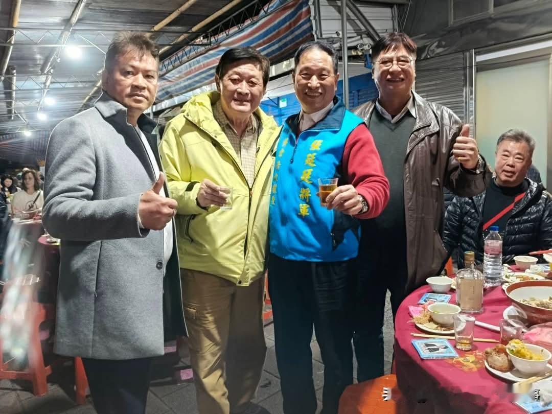 张延廷为选议员跑摊义卖高丽菜冲刺选举！台前空军“中将”副司令张延廷，去年突然起