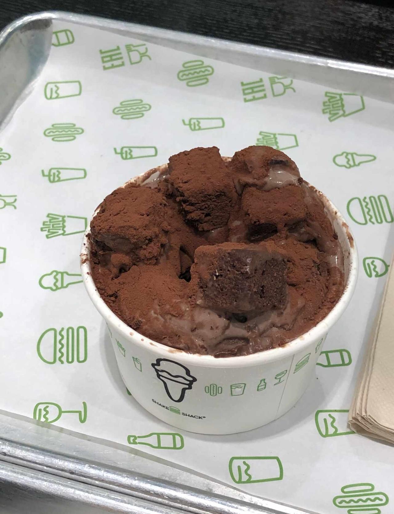 shakeshack时刻永远拥护巧克力大战不过这热量是真的胖shakesh