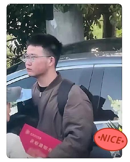 在苏州的街头，发生了一件令人动容的事情。一个背着旧双肩包的小伙子站在街边，眼