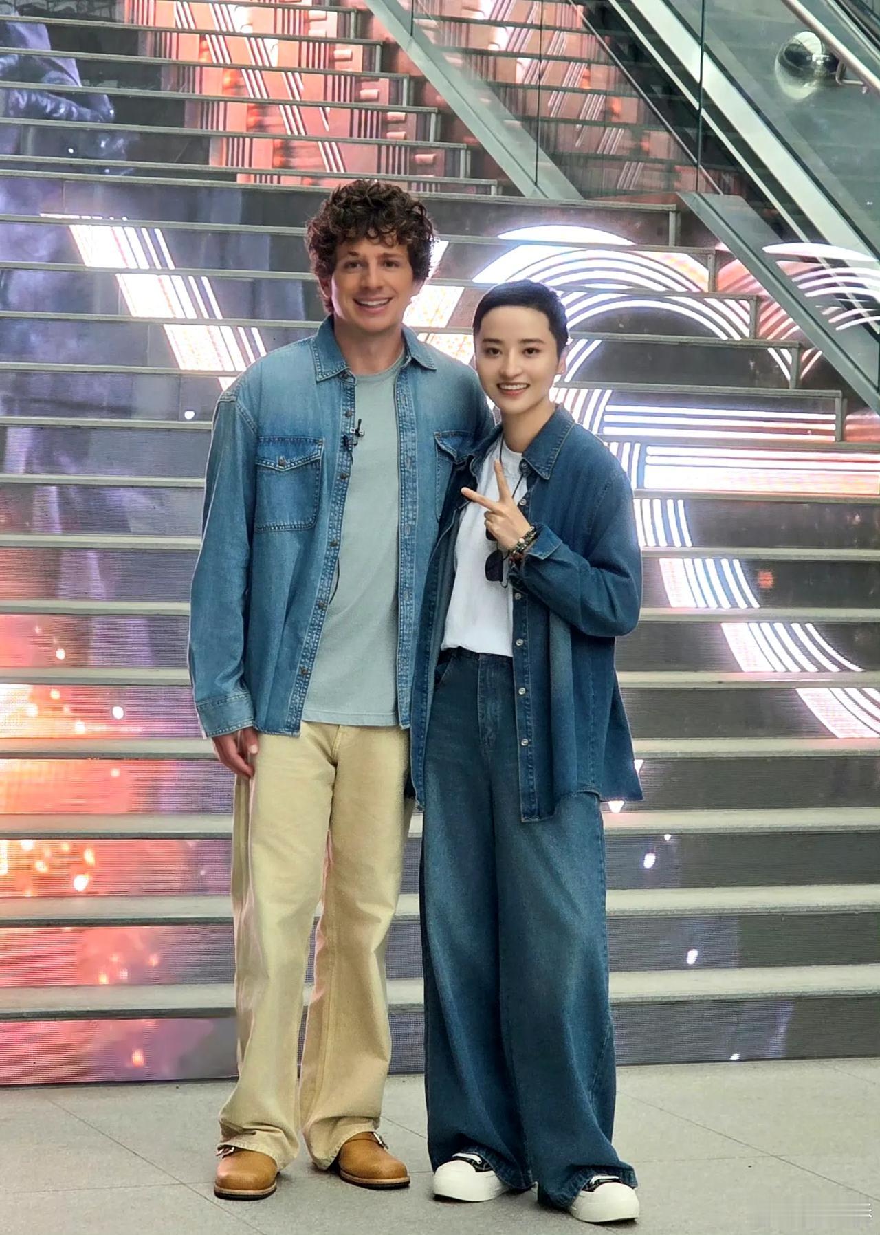 这次断眉来参加《歌手》，节目组给她安排的音乐合伙人是蒋一侨。蒋一侨本身就是歌